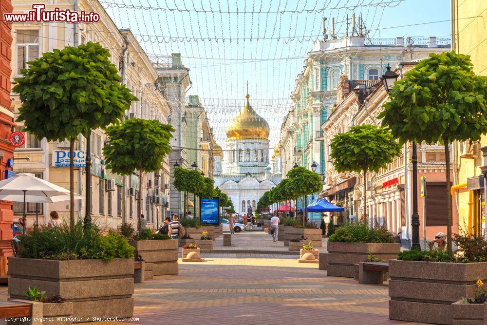 Immagine Uno scorcio panoramico della città di Rostov-on-Don, Russia: veduta di Soborny Street con la cattedrale della Natività della Vergine Maria Benedetta - © evgenii mitroshin / Shutterstock.com