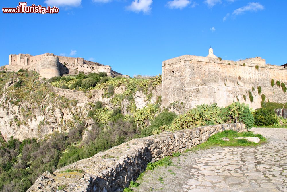 Immagine Uno scorcio panoramico della fortezza di Milazzo, Sicilia. Da alcuni anni la fortezza è sede del Mish Mash Festival, una delle rassegne di musica indie, rock e elettronica più famose di tutta la Sicilia.