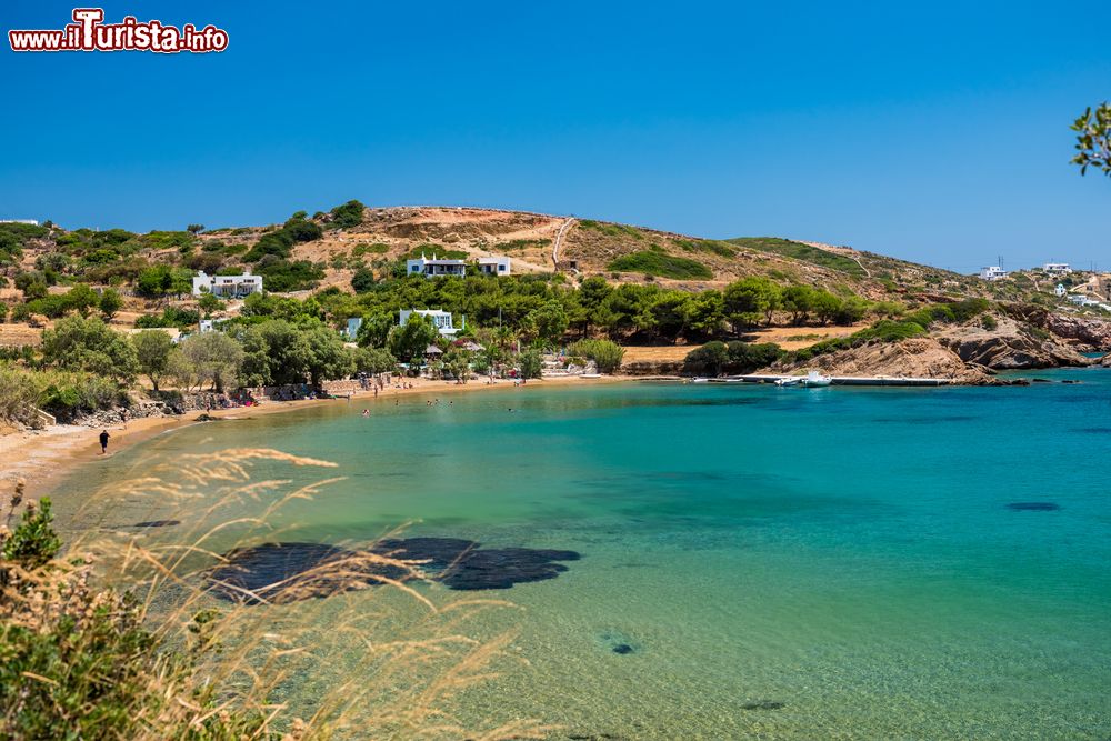 Immagine Uno scorcio panoramico della spiaggia di Katsadia sull'isola di Lipsi, Grecia.