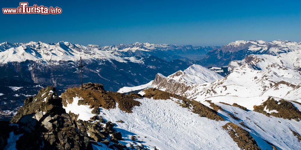 Immagine Uno scorcio panoramico delle Alpi innevate sopra Lenzerheide, Svizzera.
