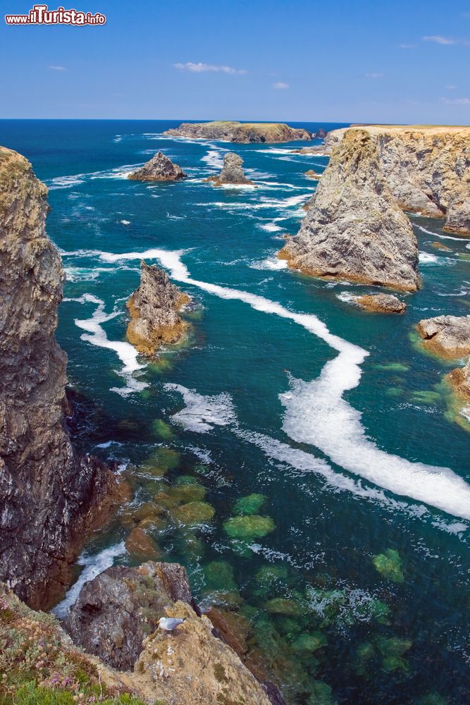 Immagine Uno scorcio panoramico di Aiguilles de Port-Coton, Belle Ile en Mer, Francia. Questo tratto di costa bretone ha una particolare sinuosità che ispirò nel tempo opere di grandi artisti.