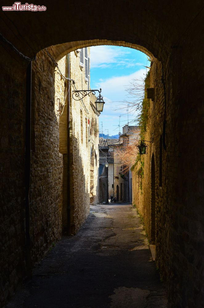 Immagine Uno scorcio panoramico di Bevagna, Umbria, Italia. Passeggiando per i vicoli del borgo medievale se ne possono ammirare i più pittoreschi angoli paesaggistici.