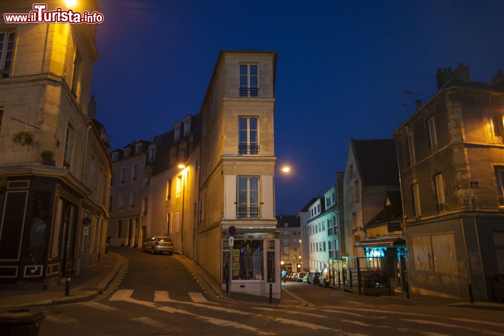 Immagine Uno scorcio panoramico di Caen, Francia, by night. Capoluogo del dipartimento del Calvados, questa cittadina si trova nella ragione della Normandia ed è attraversata dal fiume Orne.