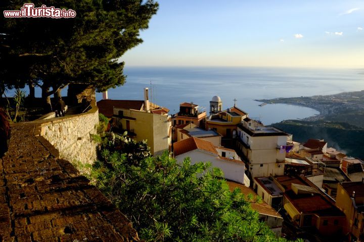 Immagine Uno scorcio panoramico di Castelmola, Sicilia. Grazie alla sua estrema vicinanza con Taormina, questa cittadina della provincia di Messina vanta una forte vocazione turistica 