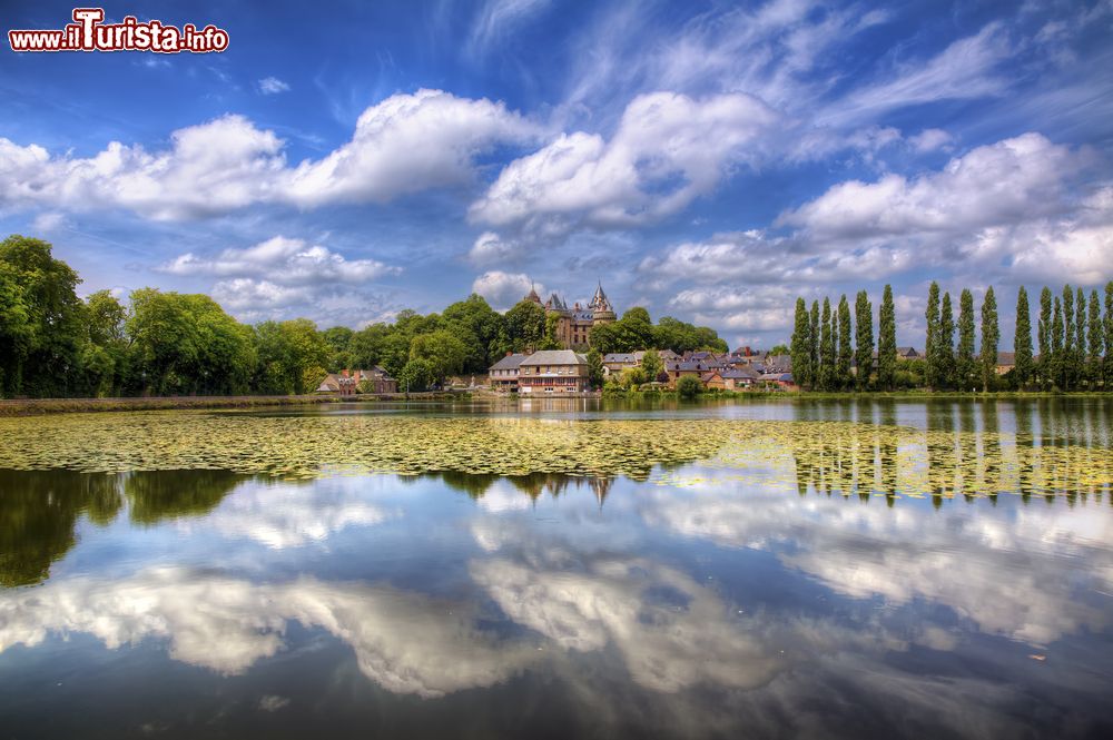 Immagine Uno scorcio panoramico di Combourg, Bretagna, con il lago situato nelle vicinanze.