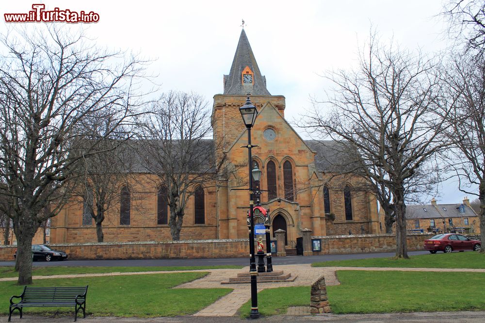 Immagine Uno scorcio panoramico di Dornoch, Scozia. L'architettura elegante della cattedrale della città, tipica degli edifici religiosi scozzesi.