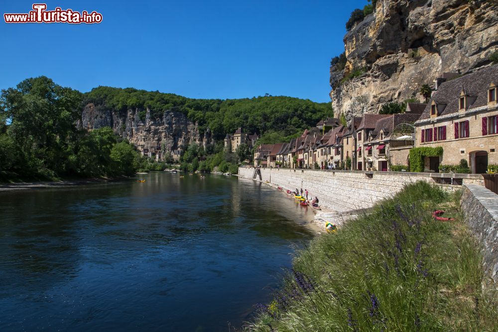 Immagine Uno scorcio panoramico di La Roque Gageac il borgo sul fiume Dordogna in Francia