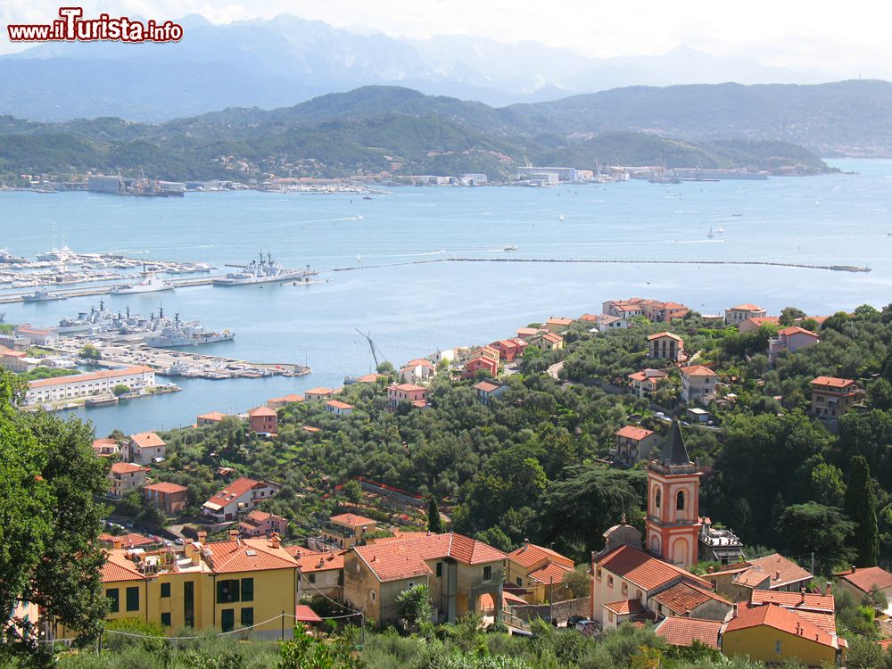 Immagine Uno scorcio panoramico di La Spezia, Liguria. Al bel territorio dalle asperità e dai colori suggestivi si affiancano una serie di gioielli artistici e storici che rendono La Spezia una meta perfetta da esplorare.