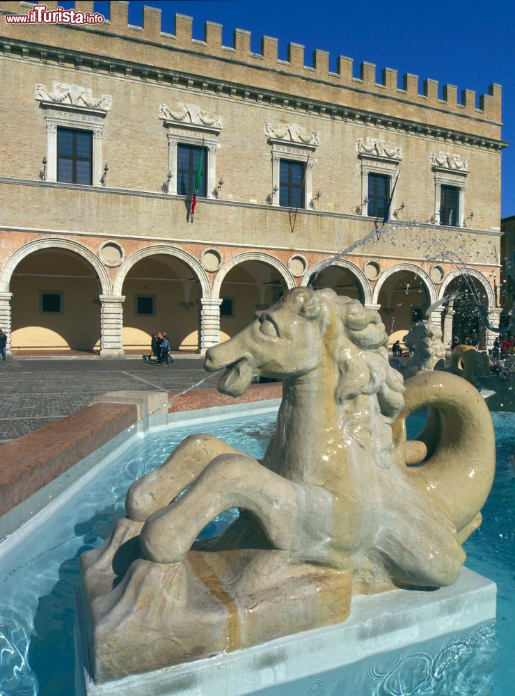 Immagine Uno scorcio panoramico di Piazza del Popolo a Pesaro con la fontana e il Palazzo Ducale sullo sfondo, Marche, Italia.