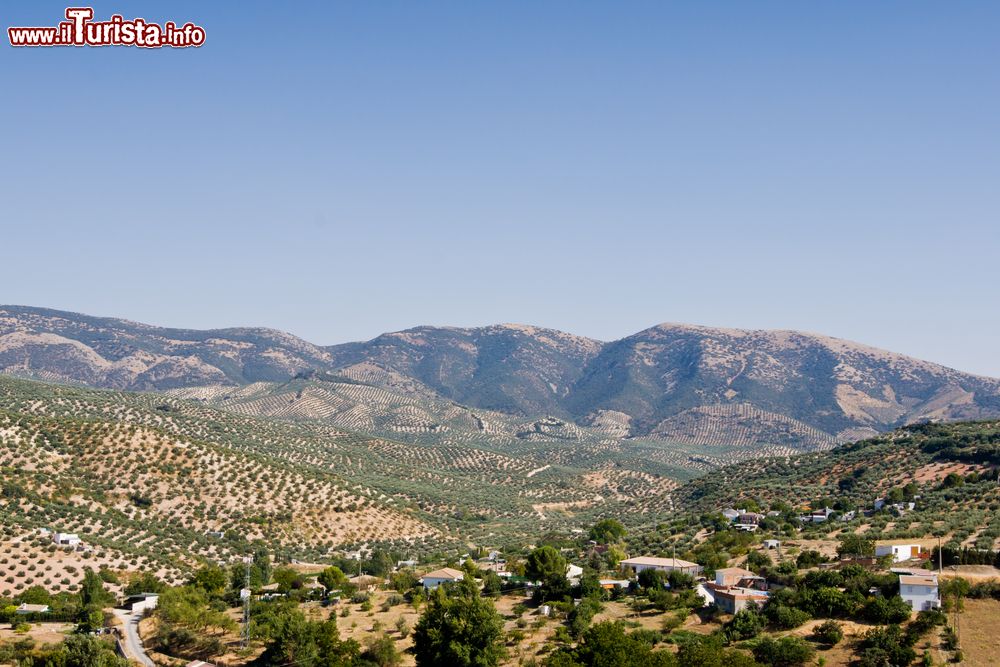 Immagine Uno scorcio panoramico di Priego de Cordoba, Andalusia, Spagna. Situato sulla Ruta del Califato, questo Comune dista 76 chilometri da Granada e 100 da Cordoba. Sorge nella parte sud orientale della provincia di Cordoba, nel cuore di pianure fertili e protetto dalle montagne del parco naturale della sierra Subbetica.