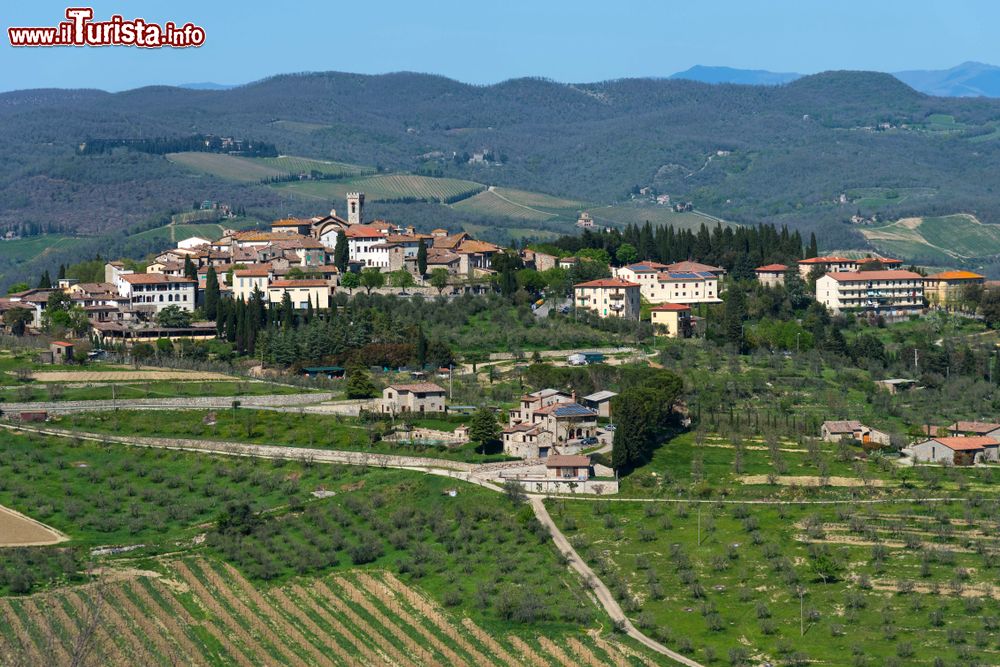 Immagine Uno scorcio panoramico di Radda in Chianti tra i vigneti della Toscana