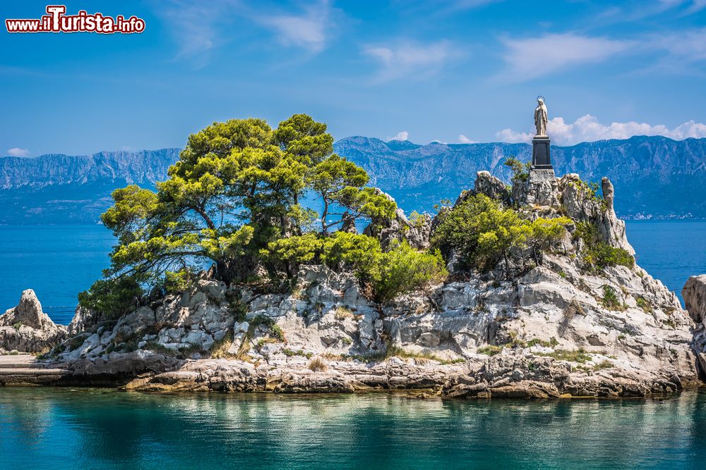 Immagine Uno scorcio panoramico di Trpanj, Croazia. Questa bella località turistica con il suo porto si trova nella penisola di Peljesac, sulla costa croata.