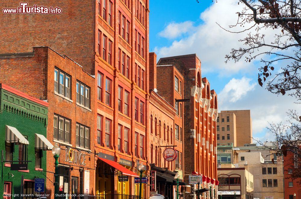 Immagine Uno scorcio panoramico di Walton Street nei pressi di Armory Square a Syracuse, New York, USA. Questo rinnovato distretto dela città ospita negozi, ristoranti e luoghi di divertimento - © Kenneth Sponsler / Shutterstock.com