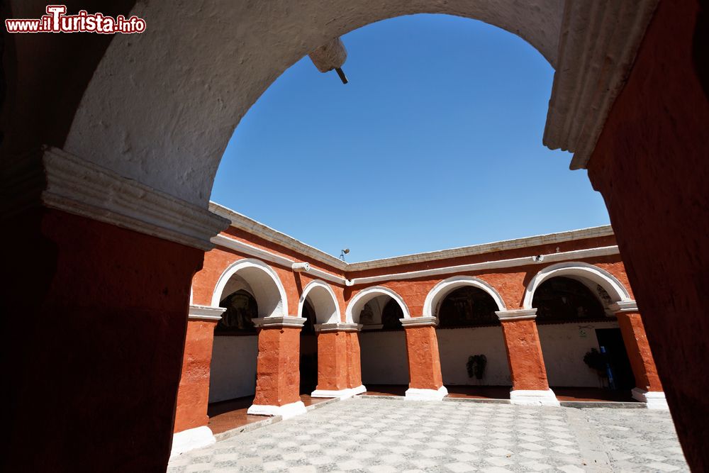 Immagine Uno scorcio panoramico nel cortile del monastero di Santa Catalina, Arequipa, Perù.