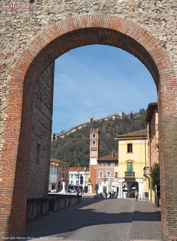 Immagine Uno scorcio panoramico su Piazza degli Scacchi a Marostica, Veneto. Sullo sfondo, l'antica torre e le mura fortificate - © Matteo Ceruti / Shutterstock.com