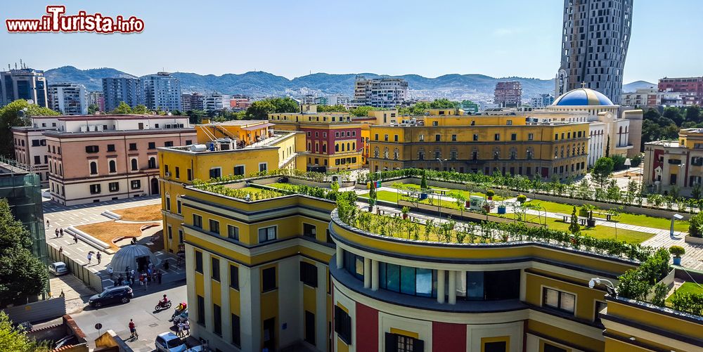 Immagine Uno scorcio panoramico sui tetti di Tirana, Albania.