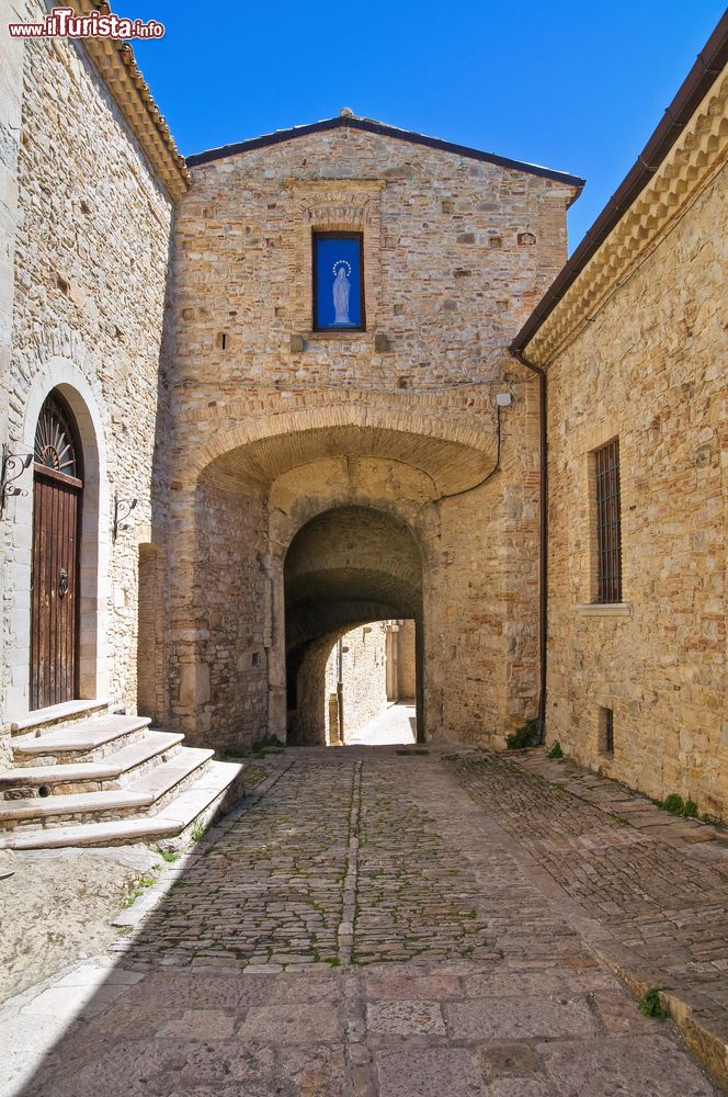 Immagine Uno scorcio pittoresco del centro storico di Pietramontecorvino in Puglia