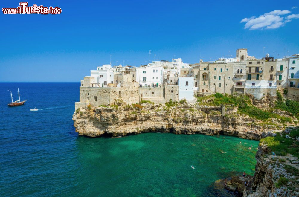 Immagine Uno scorcio pittoresco di Polignano a Mare e le sue case sulla scogliera