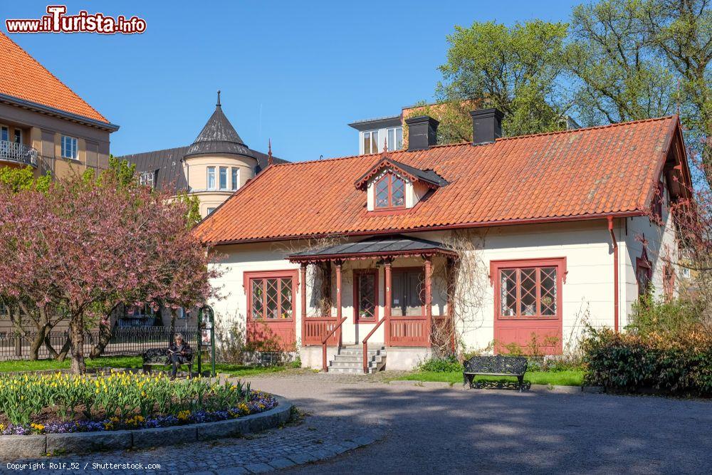 Immagine Uno scorcio primaverile del parco Tradgardsforeningen a Linkoping, Svezia. E' una delle aree verdi più frequentate e conosciute in città - © Rolf_52 / Shutterstock.com