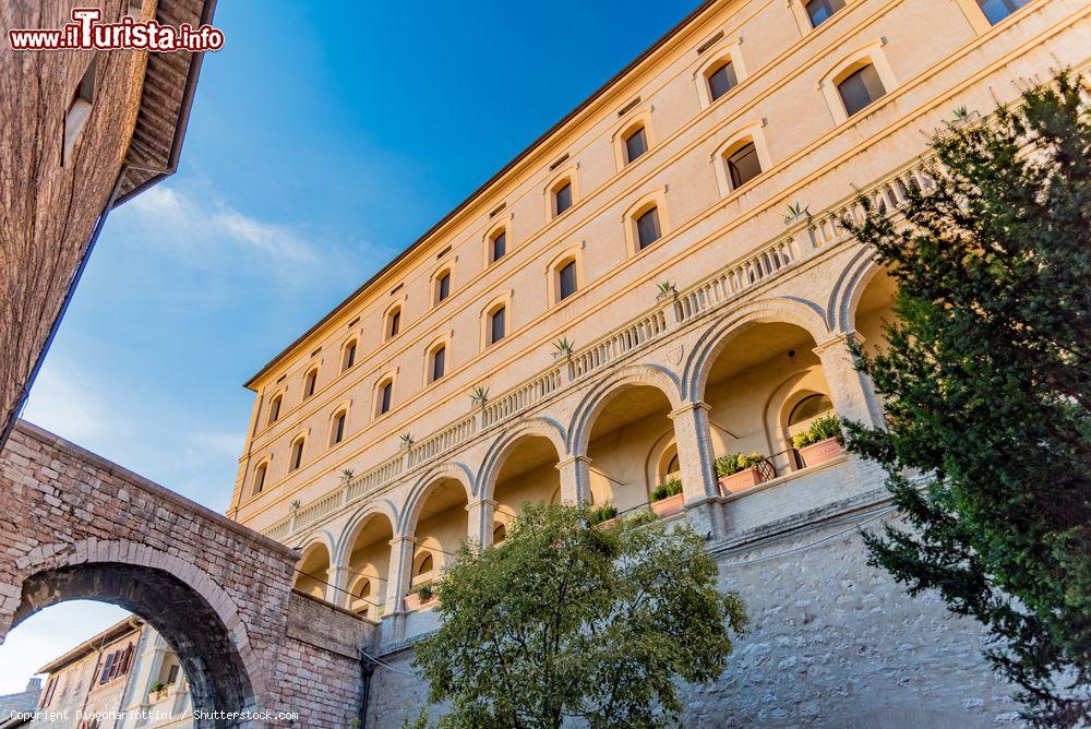 Immagine Uno scorcio romantico del centro storico del borgo di Assisi in Umbria - © DiegoMariottini / Shutterstock.com