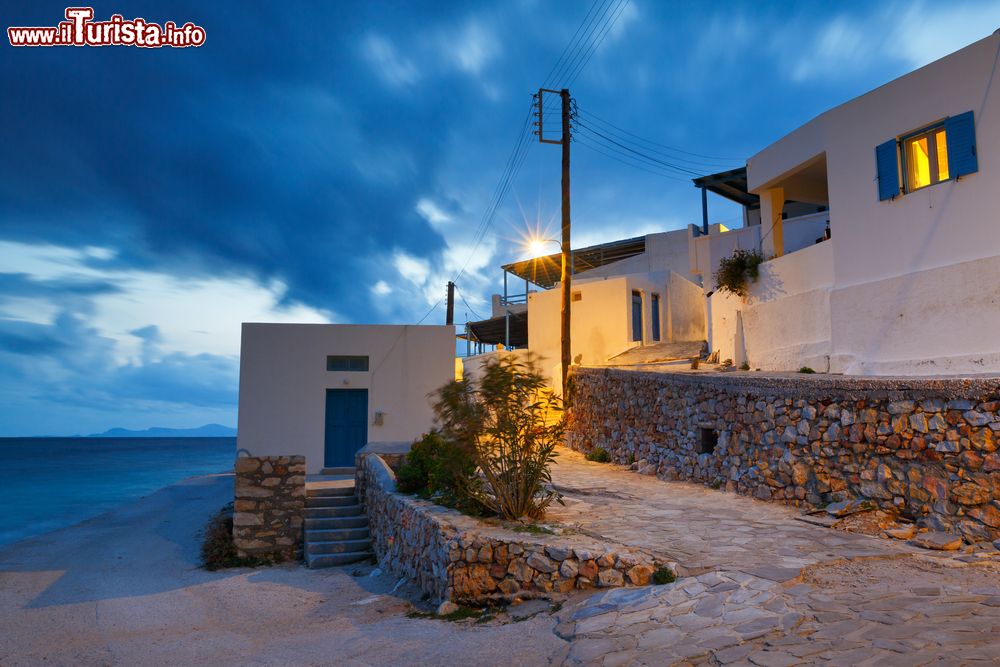 Immagine Uno scorcio serale del villaggio di Stavros a Donoussa, Piccole Cicladi, Grecia. Il borgo, così come l'intera isola, è rimasto fermo nel tempo: anche nel centro abitato si può osservare una vita molto rurale.