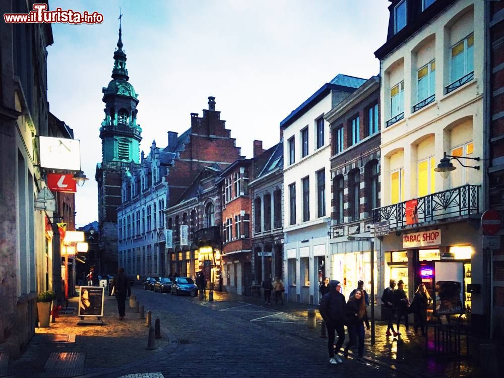 Immagine Uno scorcio serale di Mons, la città del Belgio in Vallonia.