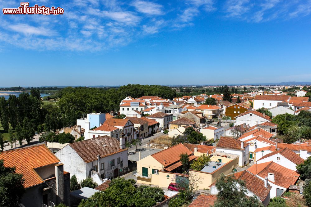 Immagine Uno scorcio sopra i tetti di Vila Nova da Barquinha, Portogallo, in una giornata di sole.