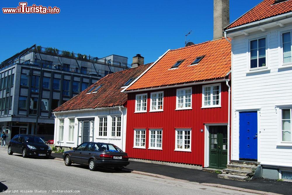 Immagine Uno scorcio su Posebyen, la vecchia città di Kristiansand (Norvegia), con edifici storici e moderni - © Alizada Studios / Shutterstock.com