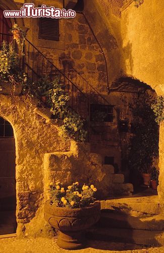 Immagine Uno scorcio suggestivo del centro storico di Bomarzo (Lazio), fotografato di notte