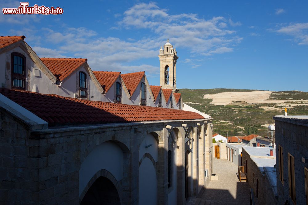 Immagine Uno scorcio sui tetti del villaggio di Omodos, isola di Cipro. Questa località si trova a nord-ovest di Limassol, a oltre 800 metri di altitudine.