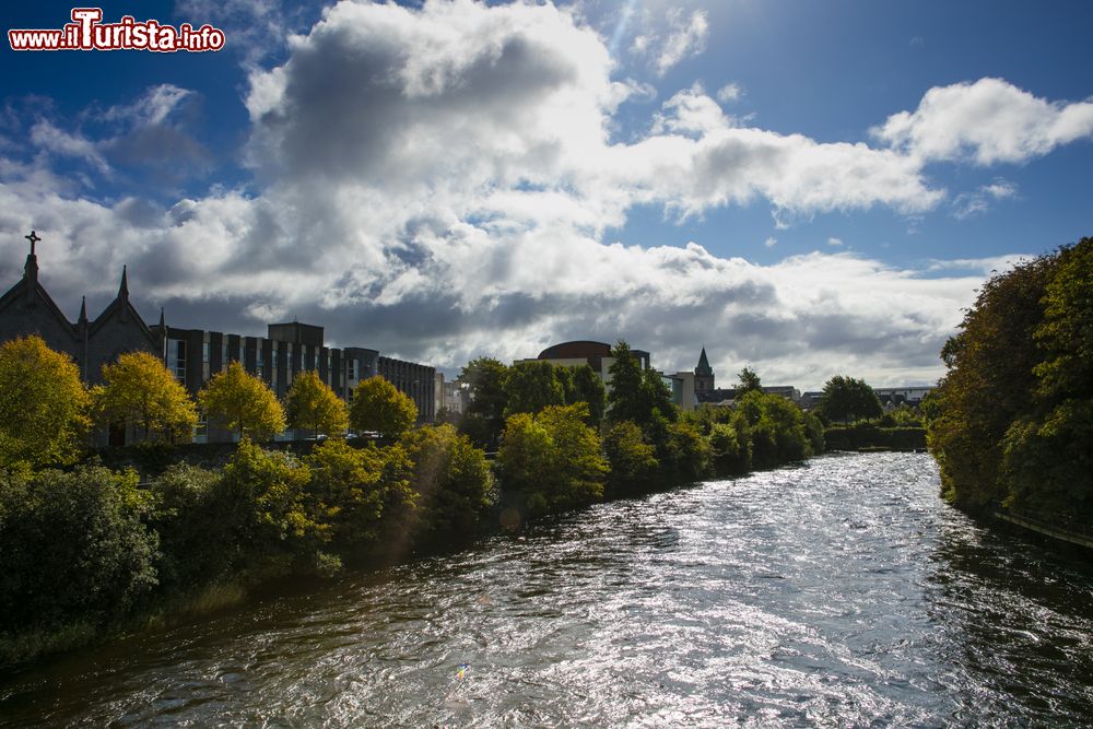 Immagine Uno scorcio sul fiume Corrib nella città di Galway, Irlanda. 