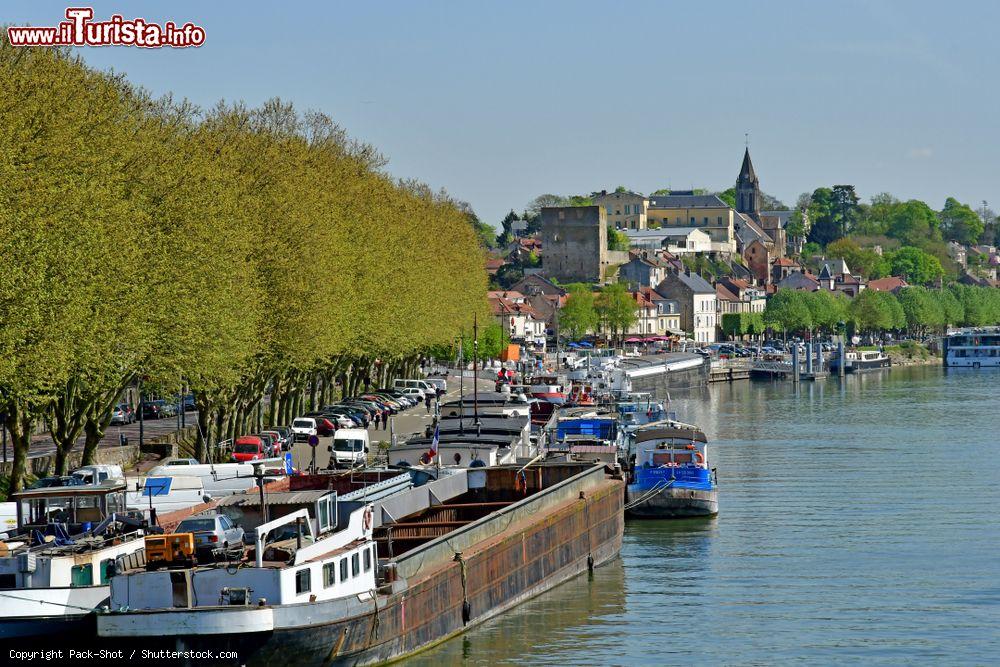 Immagine Uno scorcio sul lungo Senna a Conflans-Sainte-Honorine, Francia. Per oltre 150 anni è stata considerata la capitale della navigazione interna della Francia - © Pack-Shot / Shutterstock.com