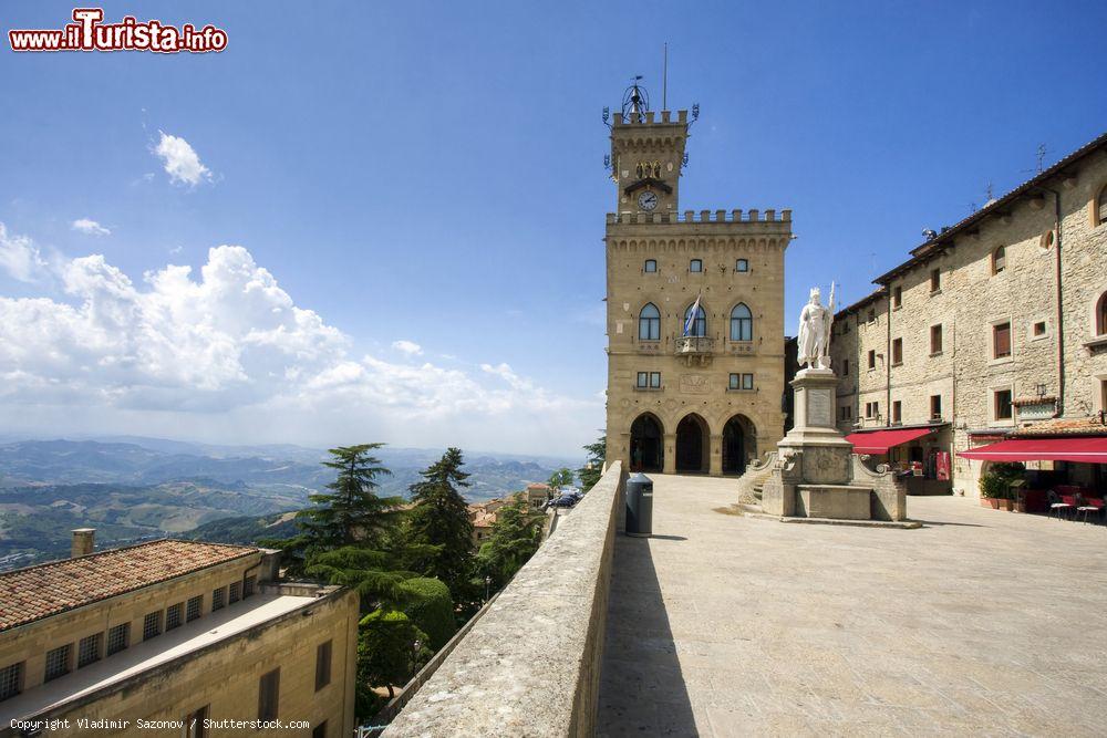 Immagine Uno scorcio sul Palazzo del Governo a San Marino. La prima pietra dell'attuale edificio venne posta il 17 maggio 1884 su disegno dell'architetto romano Francesco Azzurri. Oratore della cerimonia di inaugurazione, avvenuta nel settembre 1894, fu Giosué Carducci - © Vladimir Sazonov / Shutterstock.com