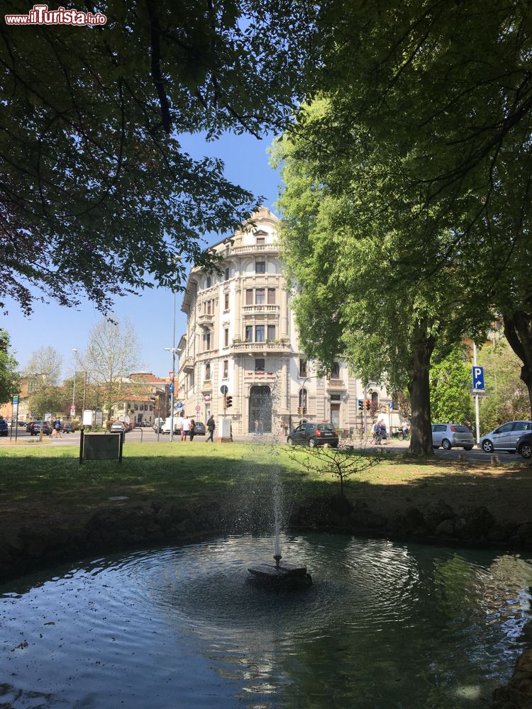 Immagine Uno scorcio urbano della città di Pavia, Lombardia. Nonostante se ne parli poco, Pavia è una destinazione turistica di primo piano che merita di essere visitata per le tante bellezze ospitate.