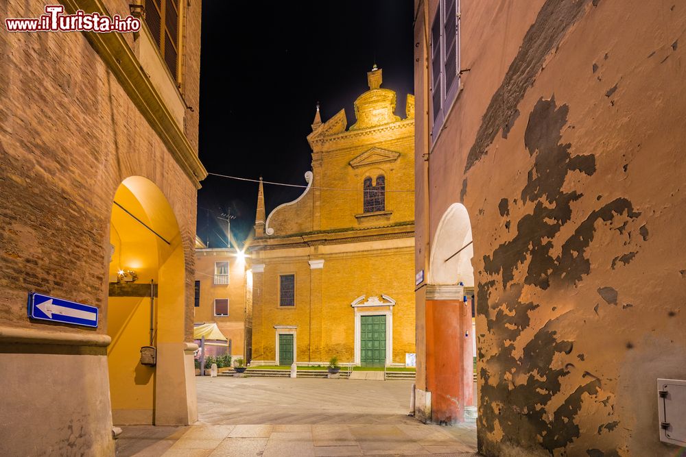 Immagine Uno scorco del centro storico di Bagnacavallo in notturna