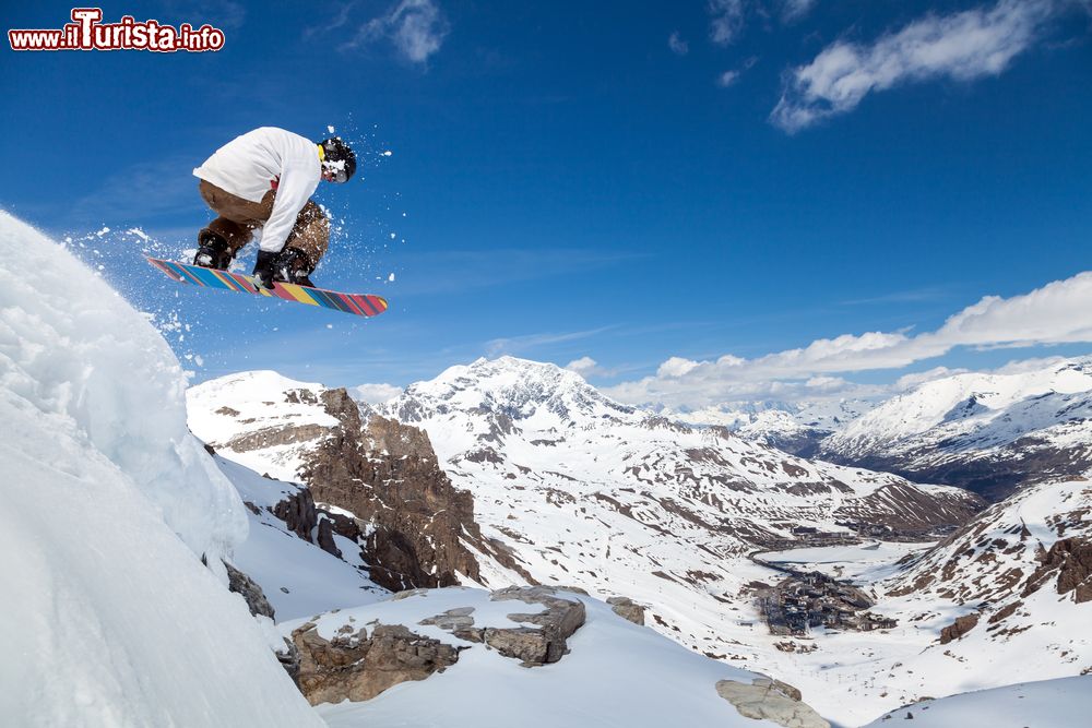 Immagine Uno snowboarder si esibisce in un salto su una pista del resort di Tignes, Savoia, Francia.