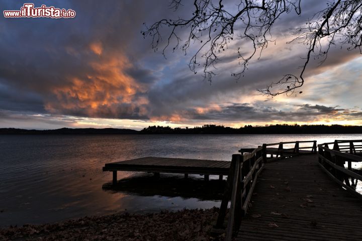 Immagine Uno spettacolare tramonto con nuvole sul lago di Varese nei pressi di Gavirate, Lombardia - © 342193232 / Shutterstock.com