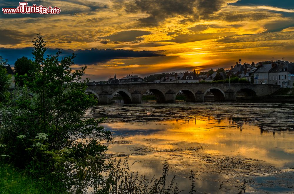 Immagine Uno spettacolare tramonto sulla città di Montrichard e sul fiume Cher, Francia.