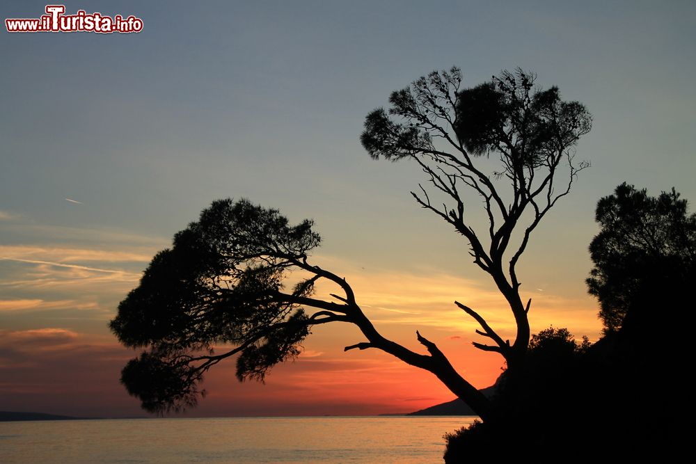 Immagine Uno spettacolare tramonto sulla costa di Brela in Dalmazia, Croazia