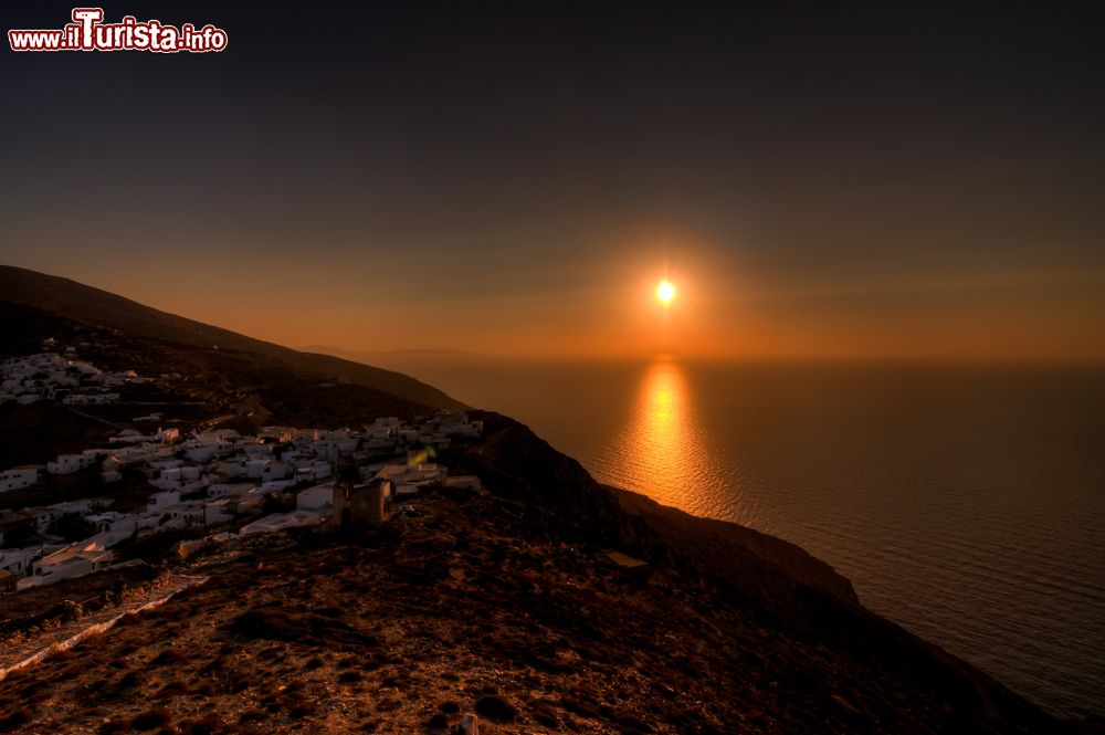 Immagine Uno spettacolare tramonto sull'isola greca di Sikinos, Cicladi: situata tra Milos e Ios, quest'isoletta si è conservata autentica come nessun'altra.