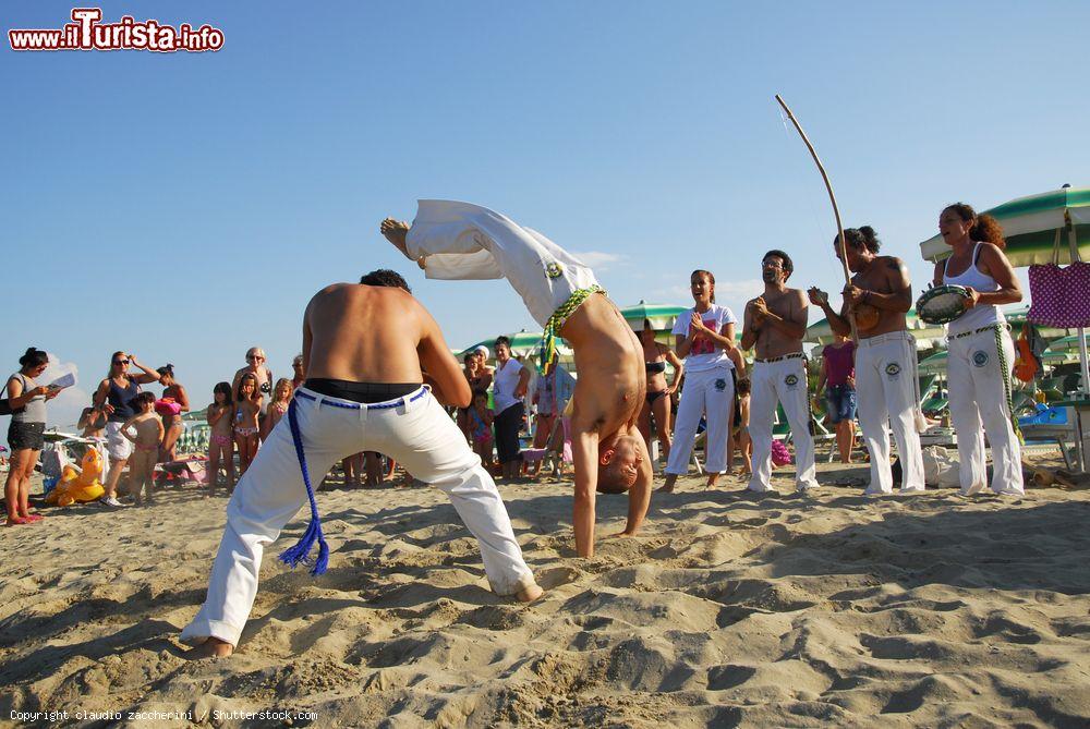 Immagine Uno spettacolo di capoeira brasiliana sulla spiaggia di Lido Adriano, Riviera romagnola - © claudio zaccherini / Shutterstock.com