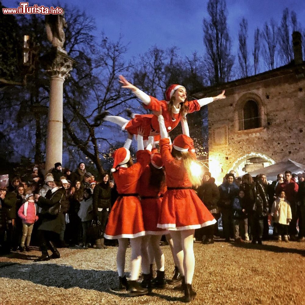 Immagine Uno spettacolo durante i Mercatini di Natale a Grazzano Visconti, il borgo medievale vicino a Piacenza  - ©  Natale a Grazzano Visconti
