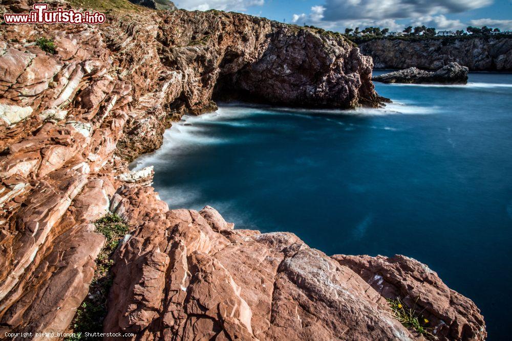 Immagine Uno spettacolre tratto di costa rocciosa a Terrasini si Palermo, Sicilia - 04/22/2017 - © pietro_biondo / Shutterstock.com