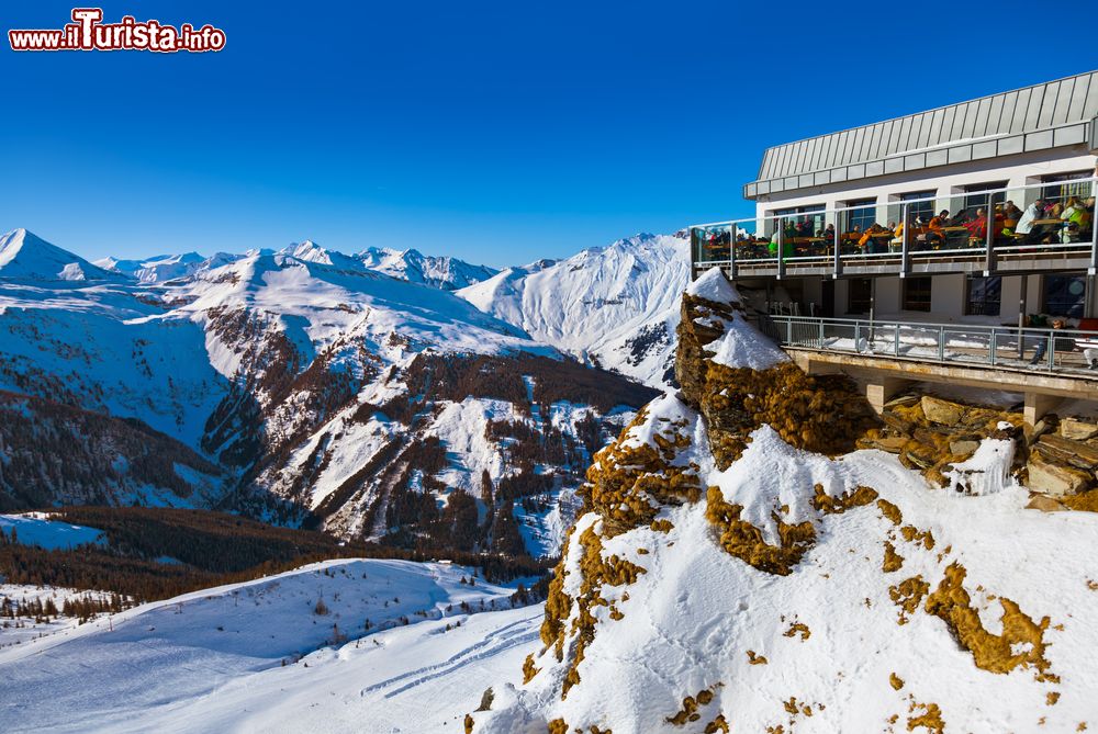 Immagine Uno splendido ristorante-caffé sui monti innevati di Bad Gastein, Austria. Da qui il panorama sulla natura circostante lascia senza parole.