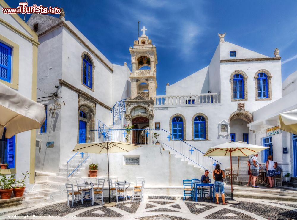 Immagine Uno splendido scorcio di Porta Square nel villaggio di Nikia, isola di Nisyros, Grecia. Situato nella zona meridionale dell'isola, questo borgo sorge su un'altura che domina il cratere Stefano, il più grande dell'isola con un diametro di 300 metri - © Nejdet Duzen / Shutterstock.com