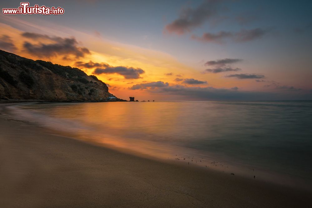 Immagine Uno splendido tramonto a Porto Paglia, Gonnesa, Sardegna: i colori del cielo si riflettono sulle acque che lambiscono questa grande distesa di sabbia ambrata.