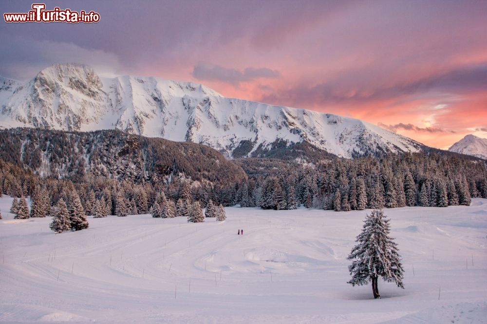 Immagine Uno splendido tramonto innevato a Chamrousse, Francia.