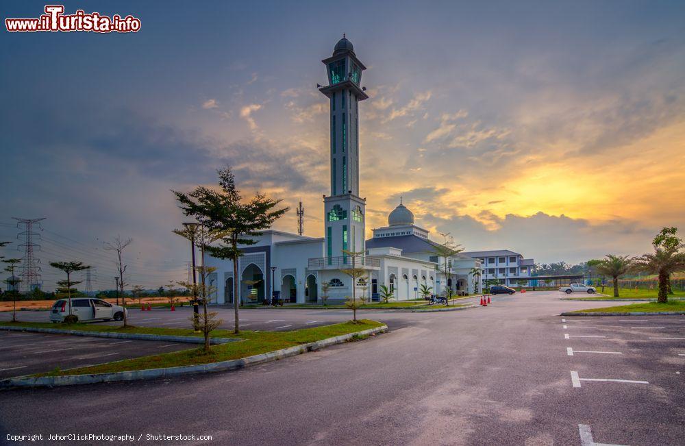 Immagine Uno splendido tramonto nei pressi della nuova moschea di Impian Emas, Johor Bahru, Malesia - © JohorClickPhotography / Shutterstock.com