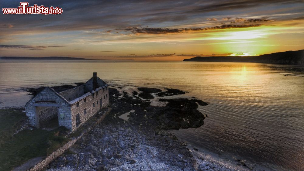 Immagine Uno splendido tramonto su Church Bay sull'isola di Rathlin, Irlanda del Nord.