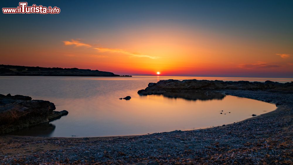 Immagine Uno splendido tramonto sul litorale dell'isola di Antiparos, Grecia. Questo territorio delle Cicladi è riuscito nel corso dei secoli a mantenere intatto il suo spirito più autentico.